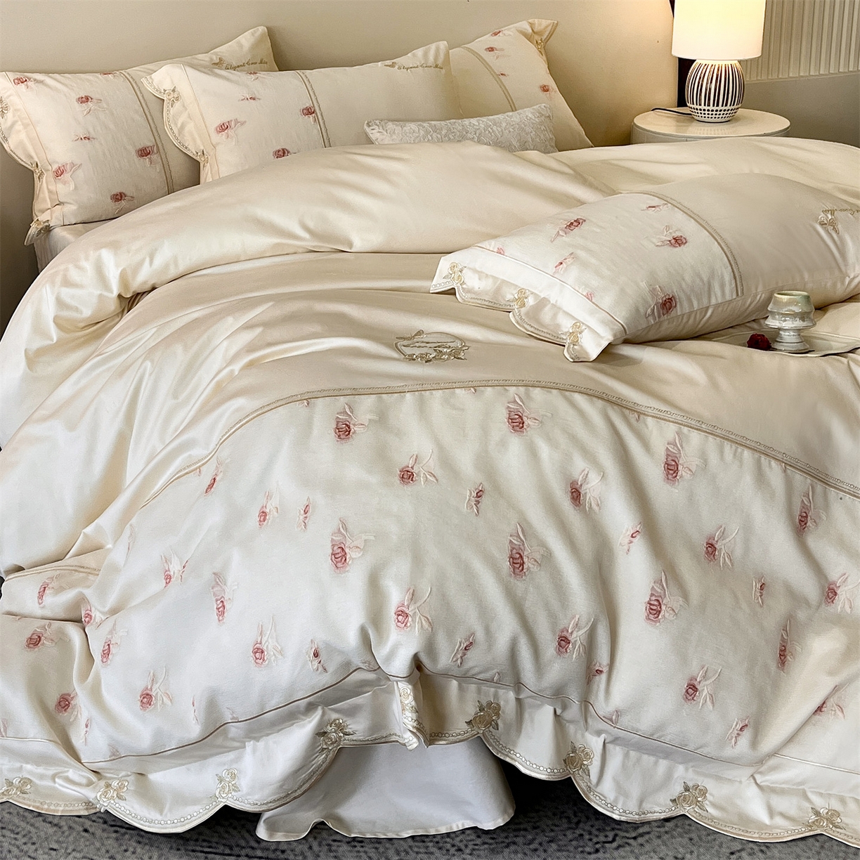 91家纺网 家纺一手货源 找家纺 鼎飞家纺  2025新款拼接绣花莫奈花园系列四件套 莫奈花园-奶油