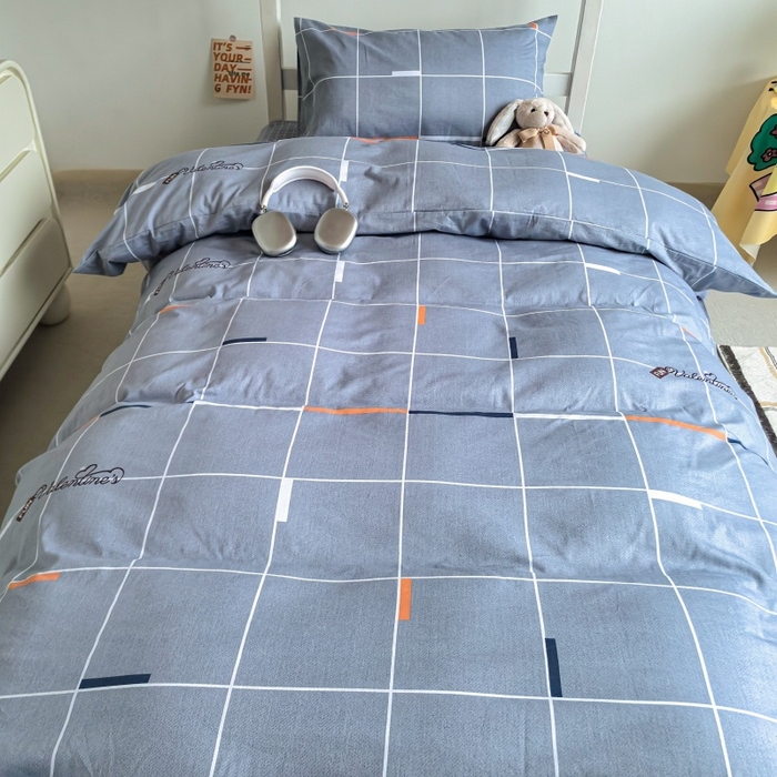 91家纺网 家纺一手货源 找家纺 锦彩家居 2025新款正宗13372全棉学生三件套全棉印花学生宿舍上下铺三件套（量大可定制价格可谈）提供买家秀 简约灰格