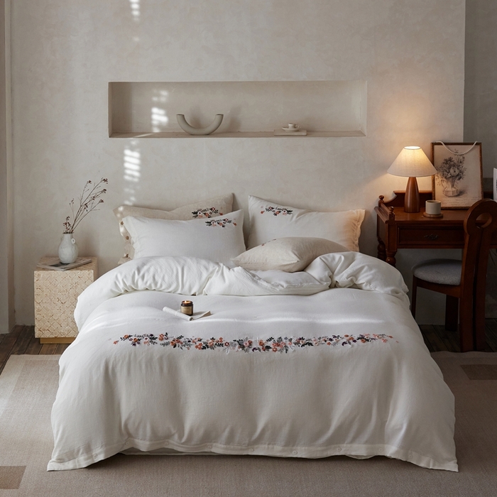 91家纺网 家纺一手货源 找家纺 安莱生活 2025新款手工绣鲁绣天丝麻高端四件套 绣春归-本白