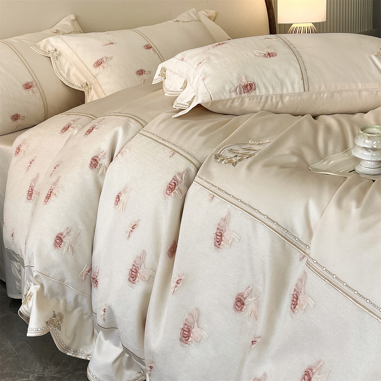 91家纺网 家纺一手货源 找家纺 鼎飞家纺  2025新款拼接绣花莫奈花园系列四件套 莫奈花园-奶油