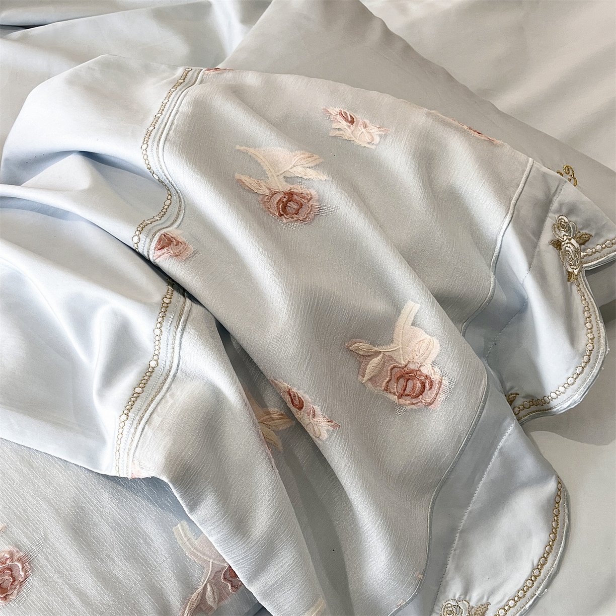 91家纺网 家纺一手货源 找家纺 鼎飞家纺  2025新款拼接绣花莫奈花园系列四件套 莫奈花园-云蓝