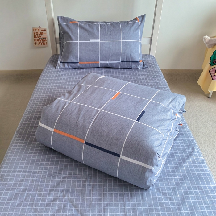 91家纺网 家纺一手货源 找家纺 锦彩家居 2025新款正宗13372全棉学生三件套全棉印花学生宿舍上下铺三件套（量大可定制价格可谈）提供买家秀 简约灰格
