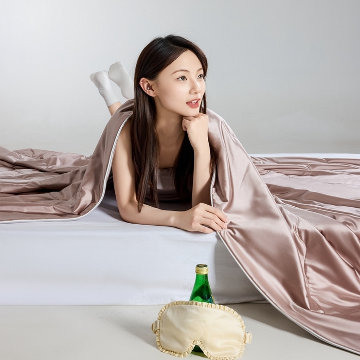 91家纺网 家纺一手货源 找家纺 丽卡家纺2025新款冰丽丝锦氨凉感夏被子被芯 珊瑚橘+浅银灰