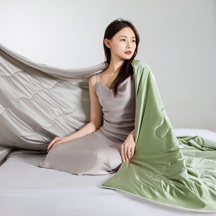 91家纺网 家纺一手货源 找家纺 丽卡家纺2025新款冰丽丝锦氨凉感夏被子被芯 青草绿+浅银灰