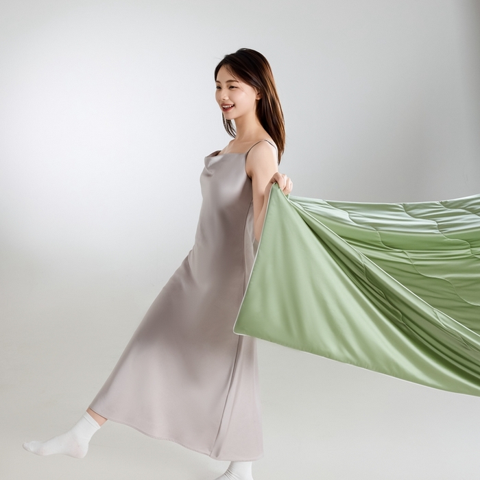 91家纺网 家纺一手货源 找家纺 丽卡家纺2025新款冰丽丝锦氨凉感夏被子被芯 青草绿+浅银灰