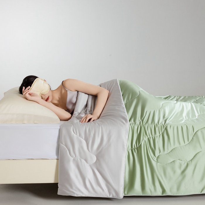 91家纺网 家纺一手货源 找家纺 丽卡家纺2025新款冰丽丝锦氨凉感夏被子被芯 青草绿+浅银灰