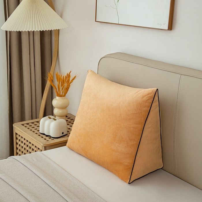 91家纺网 家纺一手货源 找家纺 沐沐2026新款宝宝绒三角靠背 杏黄色