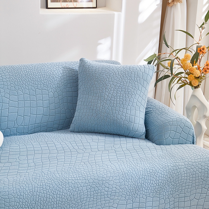 91家纺网 家纺一手货源 找家纺 丝绮鹿 2025新款雕花绒水立方沙发套松紧款（直排图） 淡蓝