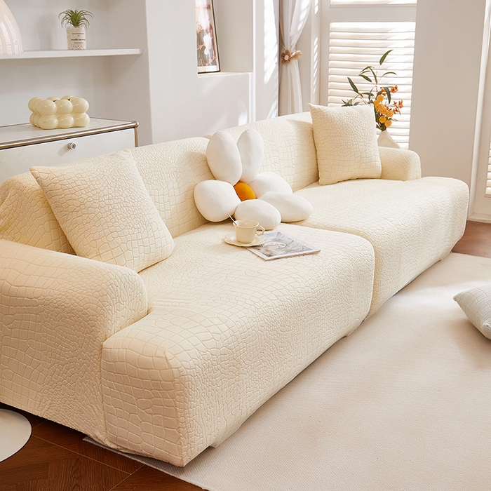 91家纺网 家纺一手货源 找家纺 丝绮鹿 2025新款雕花绒水立方沙发套松紧款（直排图） 米白