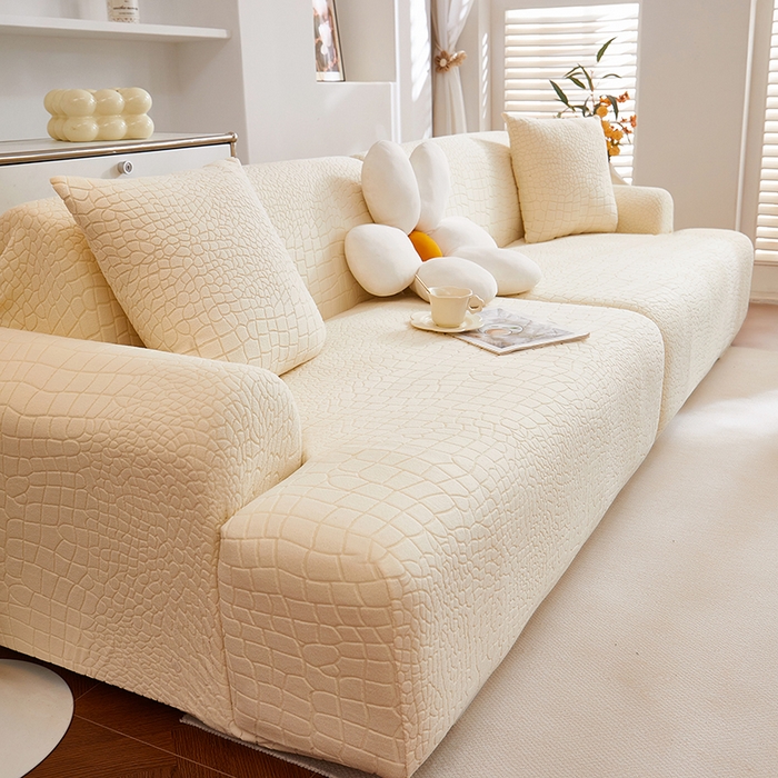 91家纺网 家纺一手货源 找家纺 丝绮鹿 2025新款雕花绒水立方沙发套松紧款（直排图） 米白