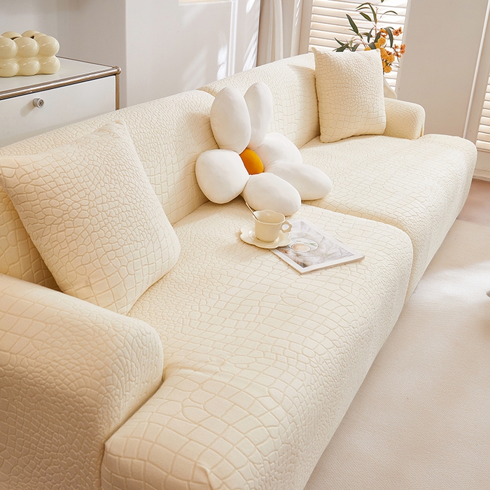 91家纺网 家纺一手货源 找家纺 丝绮鹿 2025新款雕花绒水立方沙发套松紧款（直排图） 米白