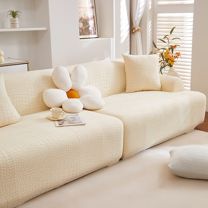 91家纺网 家纺一手货源 找家纺 丝绮鹿 2025新款雕花绒水立方沙发套松紧款（直排图） 米白