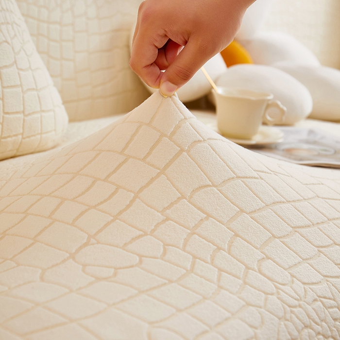 91家纺网 家纺一手货源 找家纺 丝绮鹿 2025新款雕花绒水立方沙发套松紧款（直排图） 米白