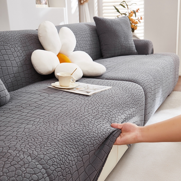 91家纺网 家纺一手货源 找家纺 丝绮鹿 2025新款雕花绒水立方沙发套松紧款（直排图） 深灰