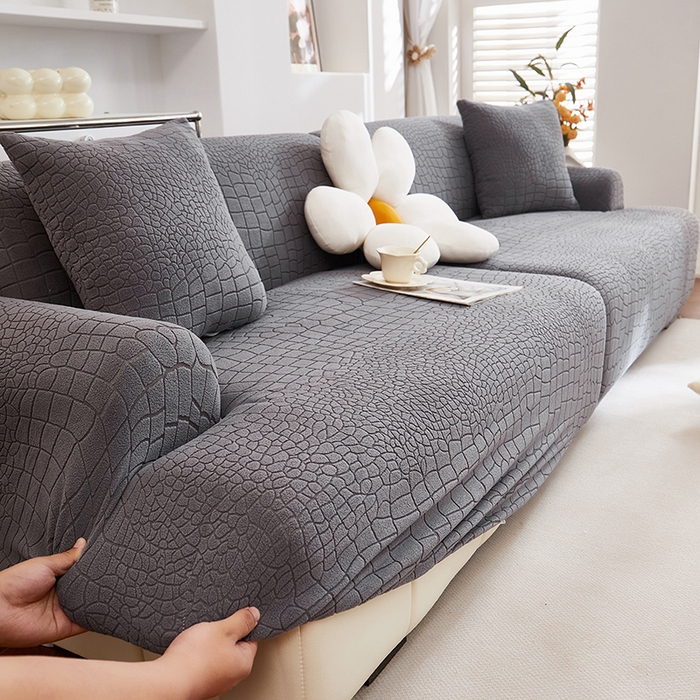 91家纺网 家纺一手货源 找家纺 丝绮鹿 2025新款雕花绒水立方沙发套松紧款（直排图） 深灰