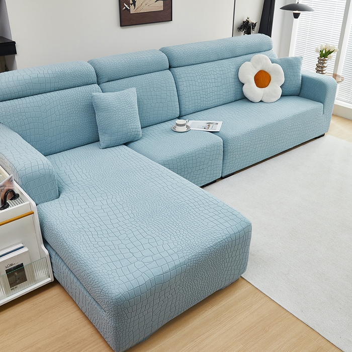 91家纺网 家纺一手货源 找家纺 丝绮鹿 2025新款雕花绒水立方沙发套松紧款（贵妃图） 淡蓝