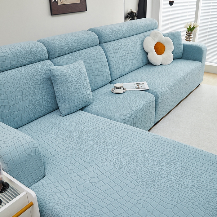 91家纺网 家纺一手货源 找家纺 丝绮鹿 2025新款雕花绒水立方沙发套松紧款（贵妃图） 淡蓝