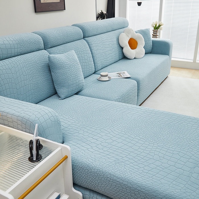 91家纺网 家纺一手货源 找家纺 丝绮鹿 2025新款雕花绒水立方沙发套松紧款（贵妃图） 淡蓝