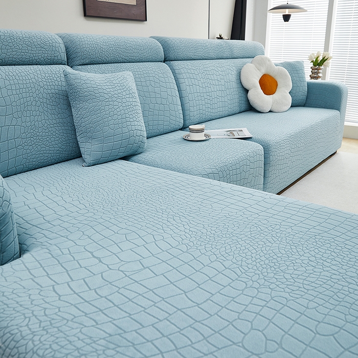 91家纺网 家纺一手货源 找家纺 丝绮鹿 2025新款雕花绒水立方沙发套松紧款（贵妃图） 淡蓝