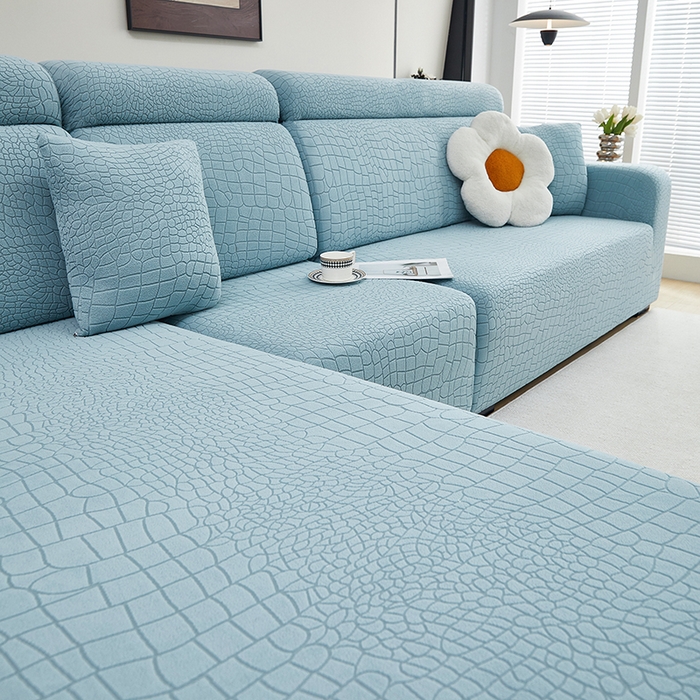 91家纺网 家纺一手货源 找家纺 丝绮鹿 2025新款雕花绒水立方沙发套松紧款（贵妃图） 淡蓝