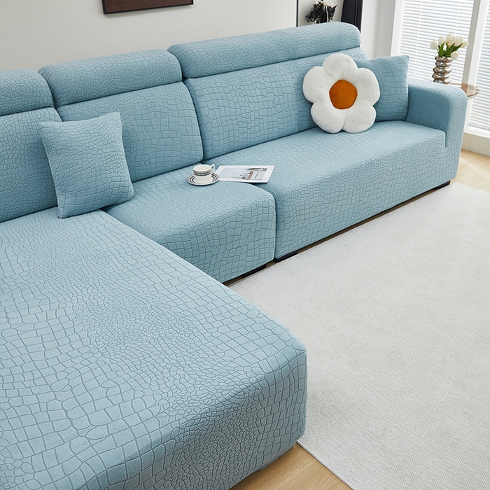 91家纺网 家纺一手货源 找家纺 丝绮鹿 2025新款雕花绒水立方沙发套松紧款（贵妃图） 淡蓝