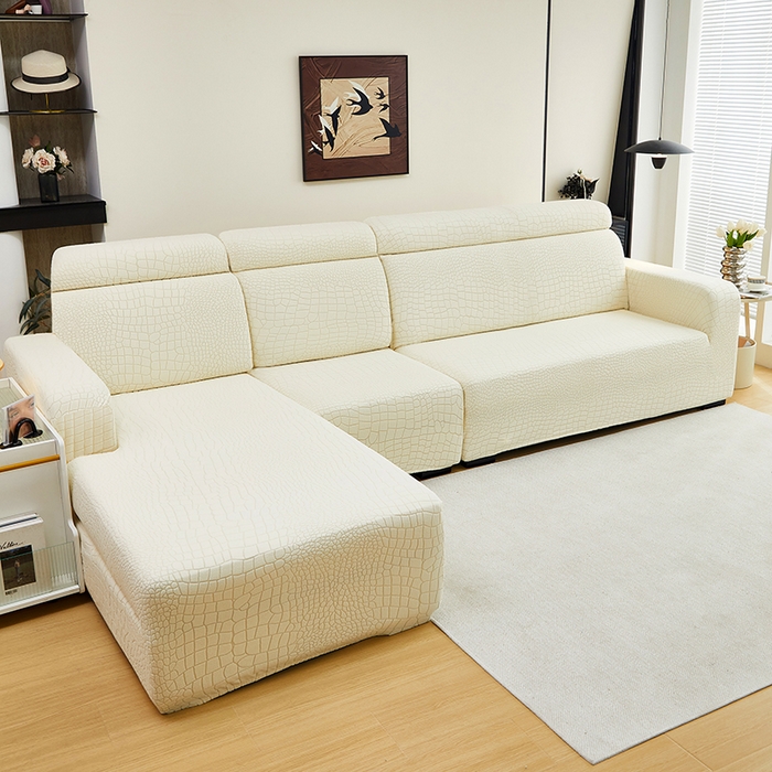 91家纺网 家纺一手货源 找家纺 丝绮鹿 2025新款雕花绒水立方沙发套松紧款（贵妃图） 米白