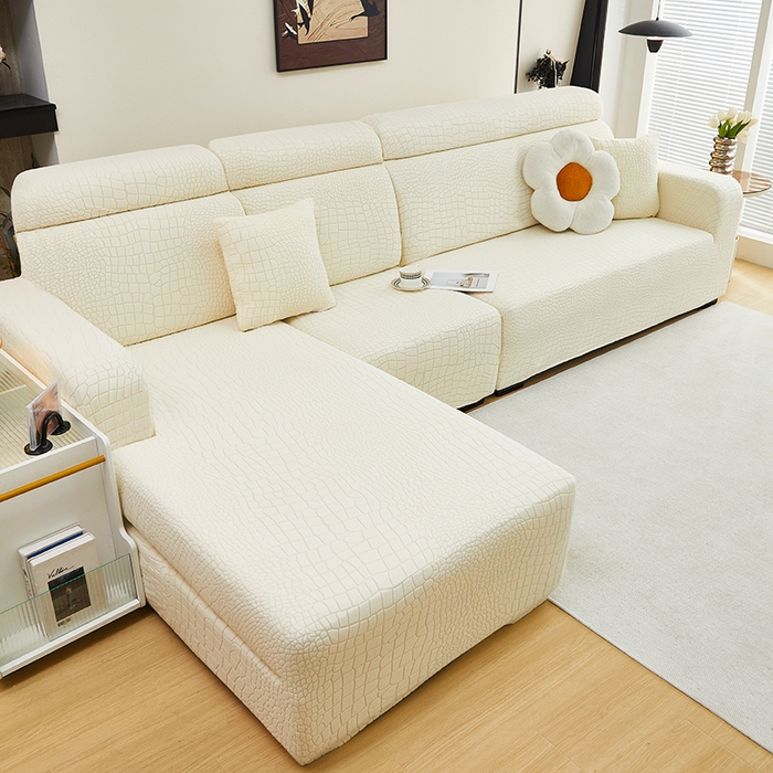 91家纺网 家纺一手货源 找家纺 丝绮鹿 2025新款雕花绒水立方沙发套松紧款（贵妃图） 米白