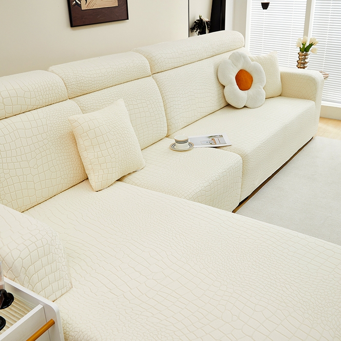 91家纺网 家纺一手货源 找家纺 丝绮鹿 2025新款雕花绒水立方沙发套松紧款（贵妃图） 米白