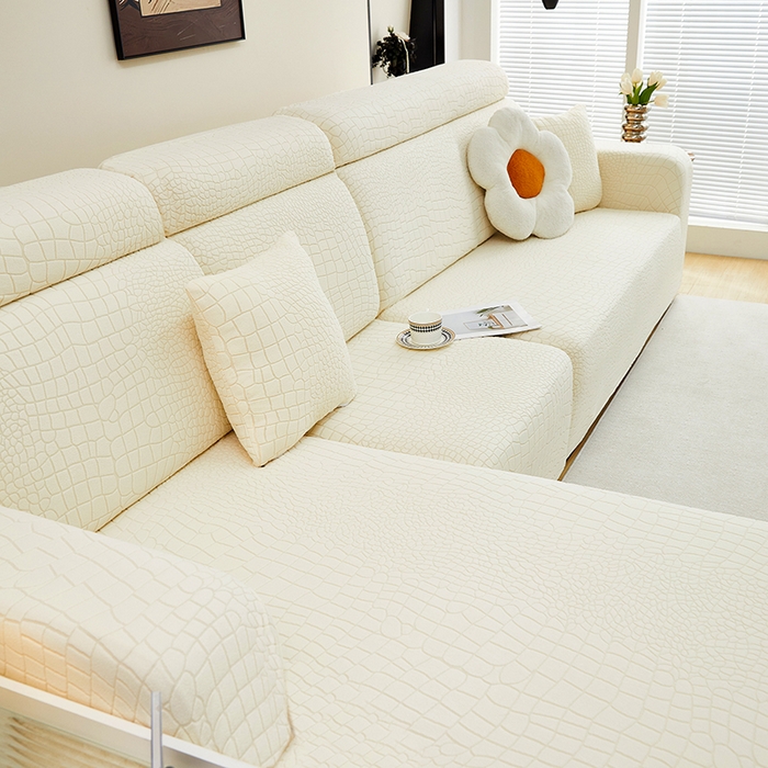 91家纺网 家纺一手货源 找家纺 丝绮鹿 2025新款雕花绒水立方沙发套松紧款（贵妃图） 米白