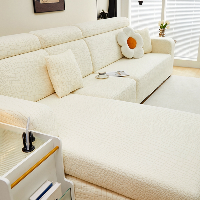 91家纺网 家纺一手货源 找家纺 丝绮鹿 2025新款雕花绒水立方沙发套松紧款（贵妃图） 米白