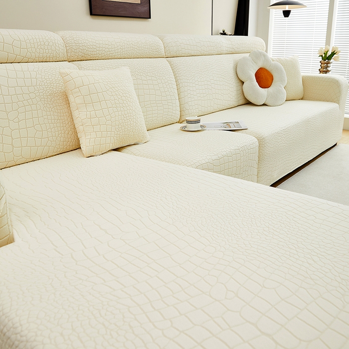 91家纺网 家纺一手货源 找家纺 丝绮鹿 2025新款雕花绒水立方沙发套松紧款（贵妃图） 米白