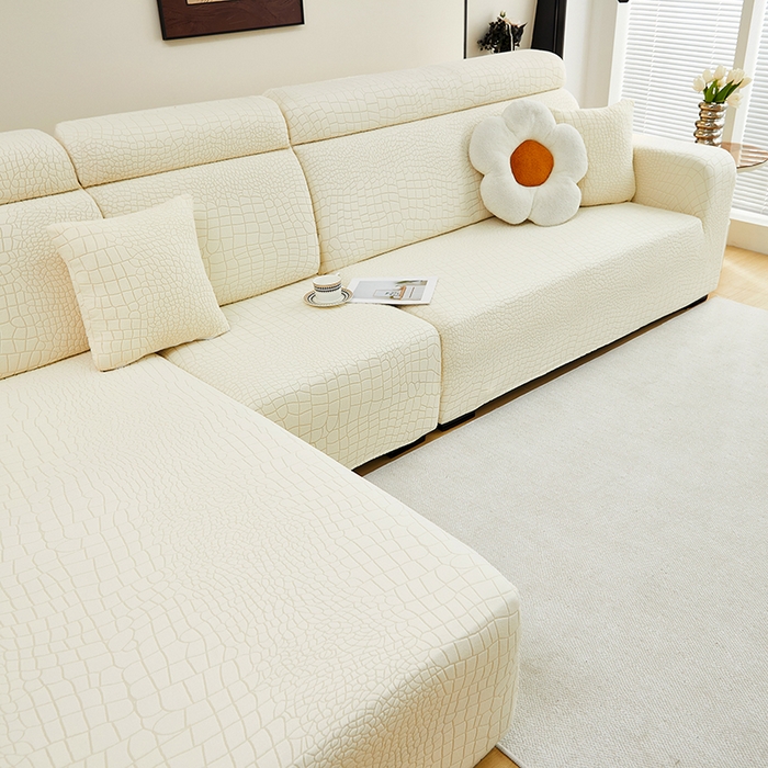 91家纺网 家纺一手货源 找家纺 丝绮鹿 2025新款雕花绒水立方沙发套松紧款（贵妃图） 米白
