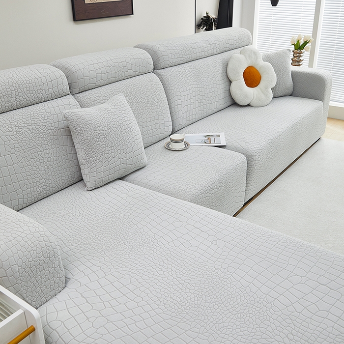 91家纺网 家纺一手货源 找家纺 丝绮鹿 2025新款雕花绒水立方沙发套松紧款（贵妃图） 浅灰