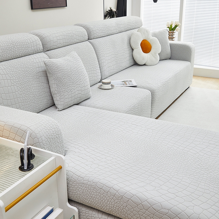 91家纺网 家纺一手货源 找家纺 丝绮鹿 2025新款雕花绒水立方沙发套松紧款（贵妃图） 浅灰