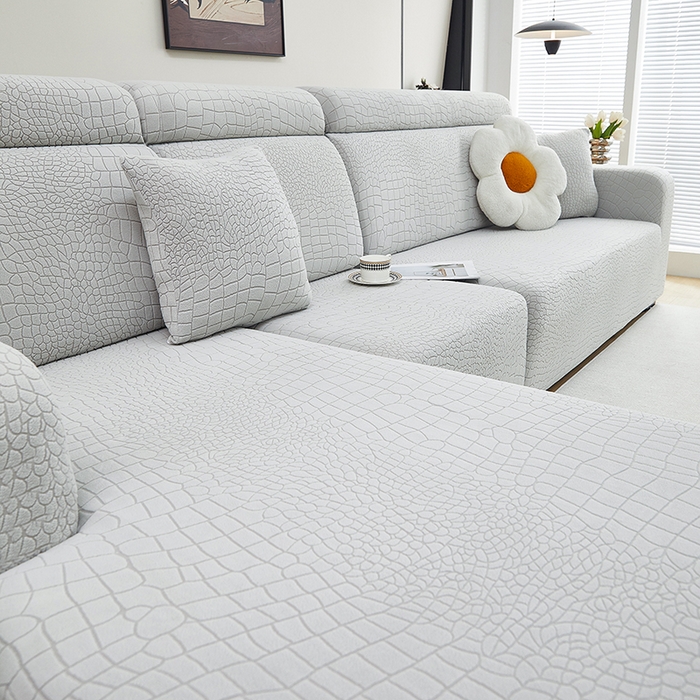 91家纺网 家纺一手货源 找家纺 丝绮鹿 2025新款雕花绒水立方沙发套松紧款（贵妃图） 浅灰