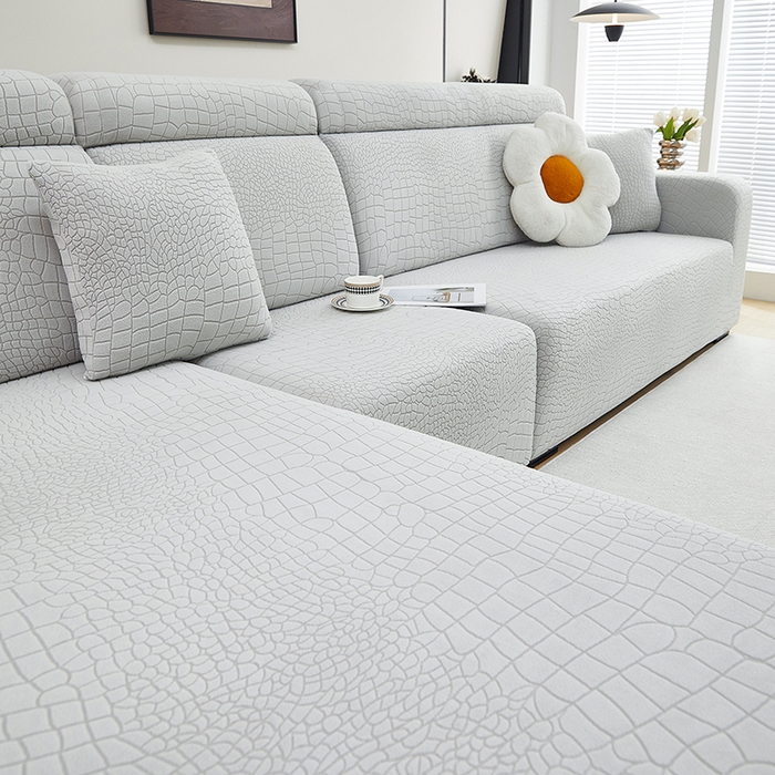 91家纺网 家纺一手货源 找家纺 丝绮鹿 2025新款雕花绒水立方沙发套松紧款（贵妃图） 浅灰