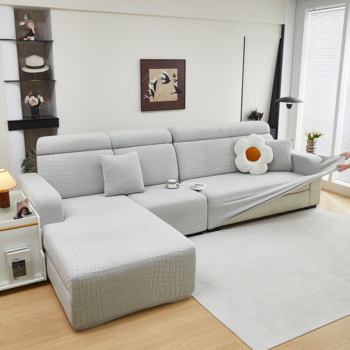 91家纺网 家纺一手货源 找家纺 丝绮鹿 2025新款雕花绒水立方沙发套松紧款（贵妃图） 浅灰