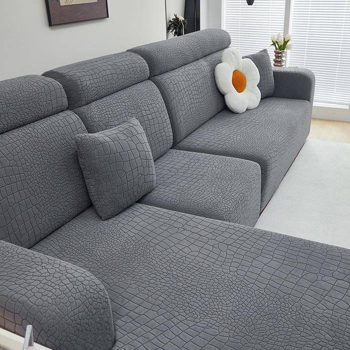 91家纺网 家纺一手货源 找家纺 丝绮鹿 2025新款雕花绒水立方沙发套松紧款（贵妃图） 深灰