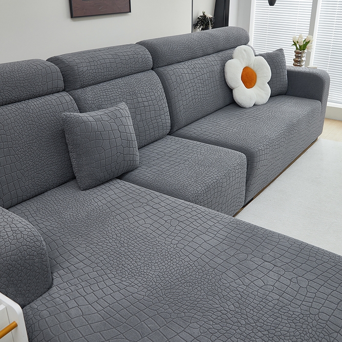 91家纺网 家纺一手货源 找家纺 丝绮鹿 2025新款雕花绒水立方沙发套松紧款（贵妃图） 深灰