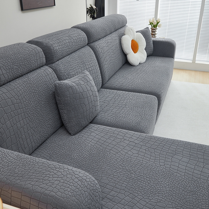 91家纺网 家纺一手货源 找家纺 丝绮鹿 2025新款雕花绒水立方沙发套松紧款（贵妃图） 深灰