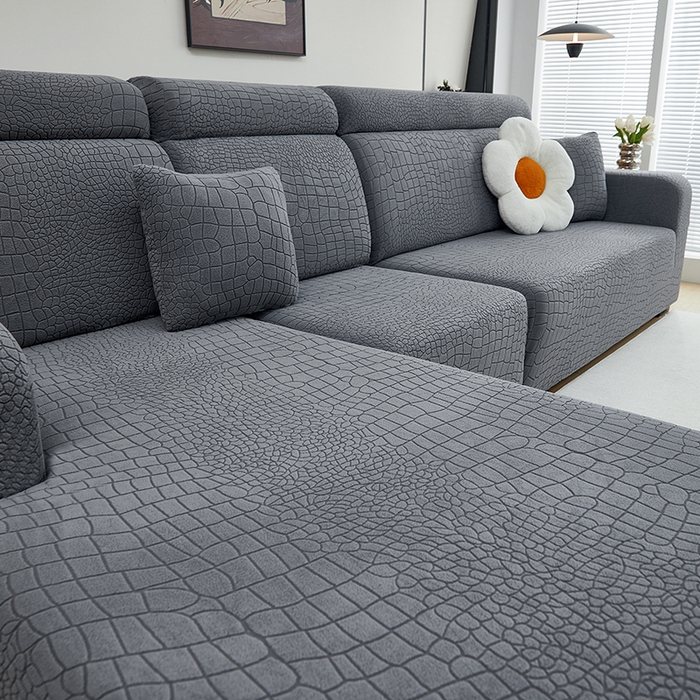 91家纺网 家纺一手货源 找家纺 丝绮鹿 2025新款雕花绒水立方沙发套松紧款（贵妃图） 深灰