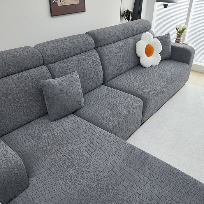 91家纺网 家纺一手货源 找家纺 丝绮鹿 2025新款雕花绒水立方沙发套松紧款（贵妃图） 深灰