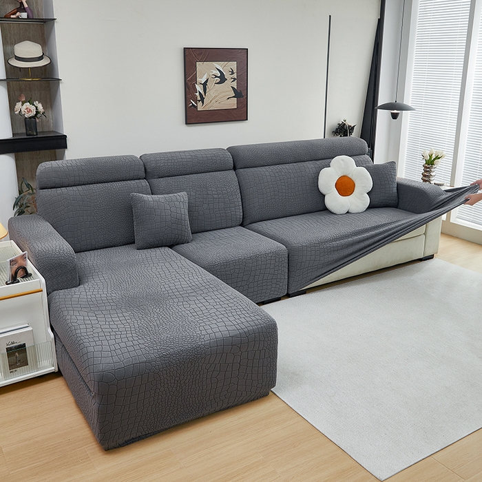 91家纺网 家纺一手货源 找家纺 丝绮鹿 2025新款雕花绒水立方沙发套松紧款（贵妃图） 深灰