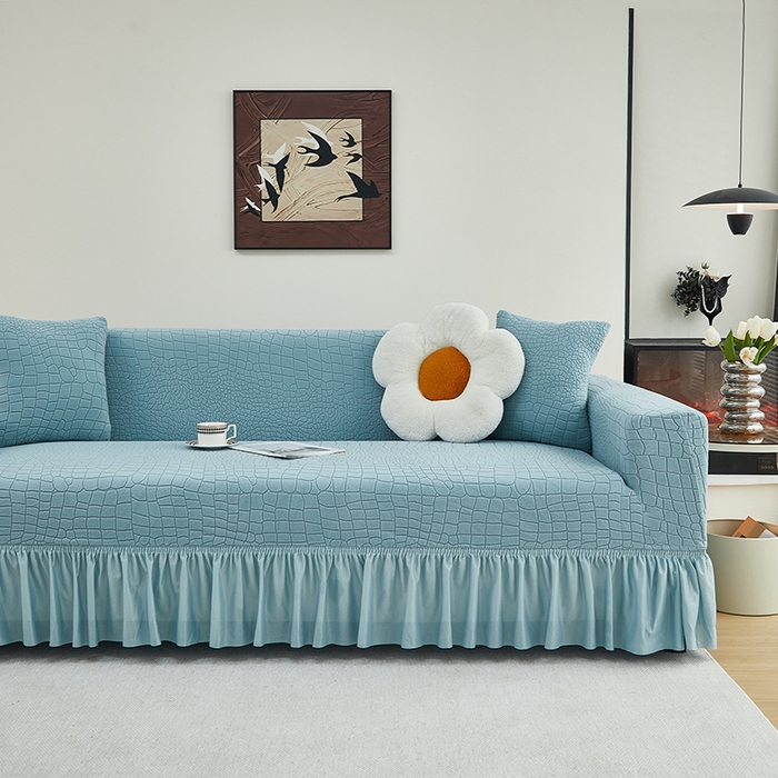 91家纺网 家纺一手货源 找家纺 丝绮鹿 2025新款雕花绒水立方沙发套裙边款（三人图） 淡蓝