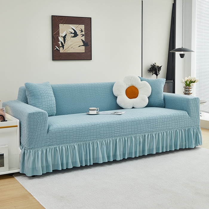 91家纺网 家纺一手货源 找家纺 丝绮鹿 2025新款雕花绒水立方沙发套裙边款（三人图） 淡蓝