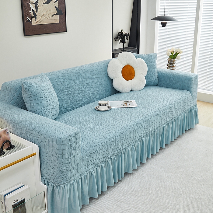 91家纺网 家纺一手货源 找家纺 丝绮鹿 2025新款雕花绒水立方沙发套裙边款（三人图） 淡蓝