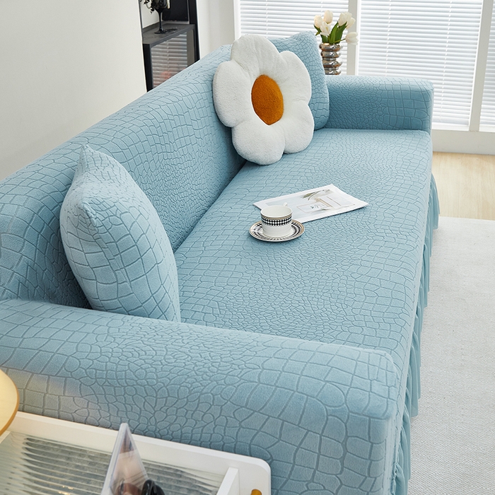 91家纺网 家纺一手货源 找家纺 丝绮鹿 2025新款雕花绒水立方沙发套裙边款（三人图） 淡蓝