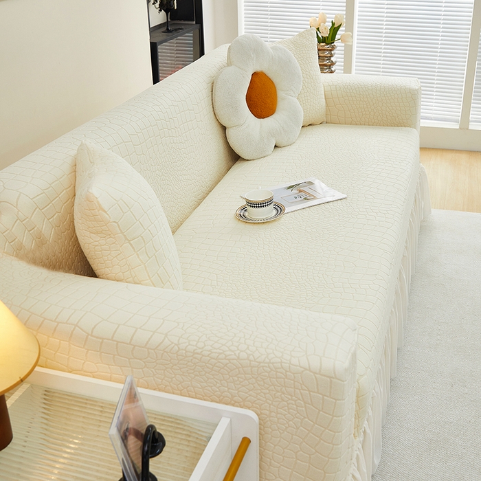 91家纺网 家纺一手货源 找家纺 丝绮鹿 2025新款雕花绒水立方沙发套裙边款（三人图） 米白