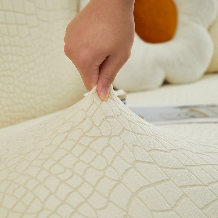 91家纺网 家纺一手货源 找家纺 丝绮鹿 2025新款雕花绒水立方沙发套裙边款（三人图） 米白