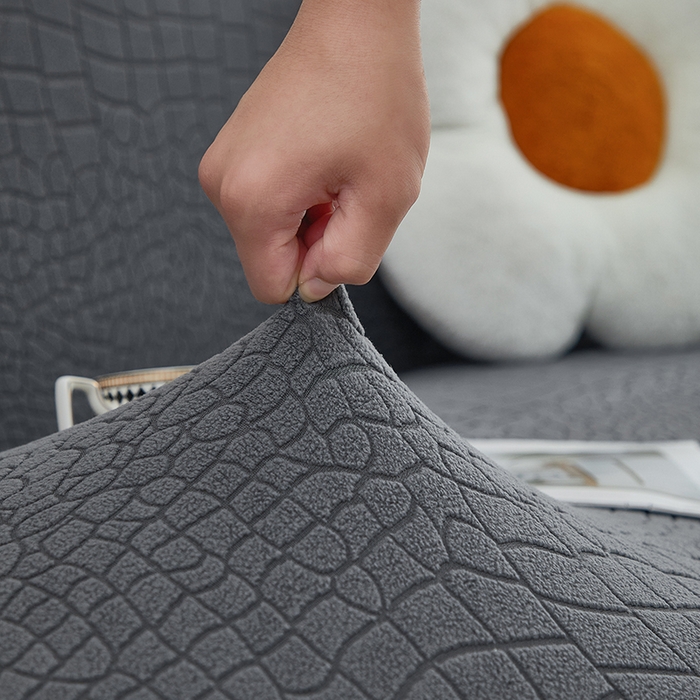 91家纺网 家纺一手货源 找家纺 丝绮鹿 2025新款雕花绒水立方沙发套裙边款（三人图） 深灰